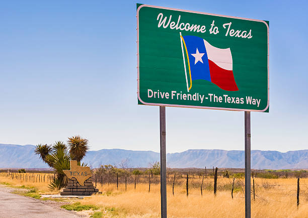 willkommen in texas und dem freundlichen road sign - texas state flag stock-fotos und bilder