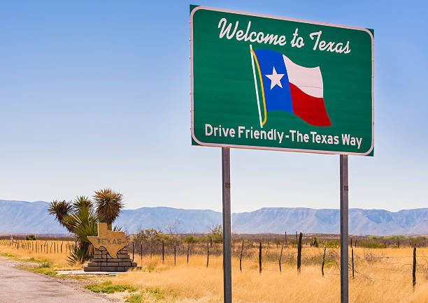 bienvenido a texas y conduzca cordial señal - escritura occidental fotografías e imágenes de stock