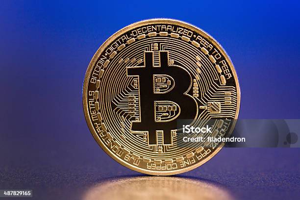 Bitcoin - Fotografie stock e altre immagini di Affari - Affari, Affari internazionali, Attività bancaria