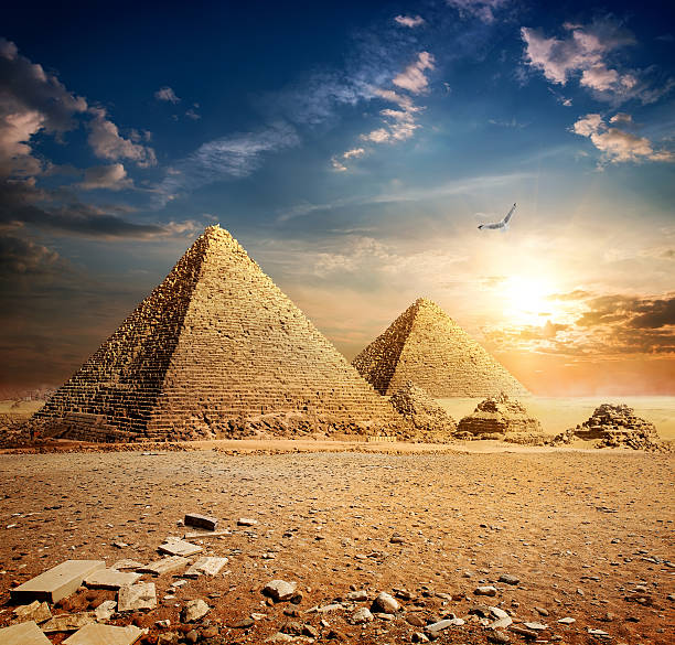 coucher de soleil sur les pyramides - pyramid pyramid shape egypt sunset photos et images de collection