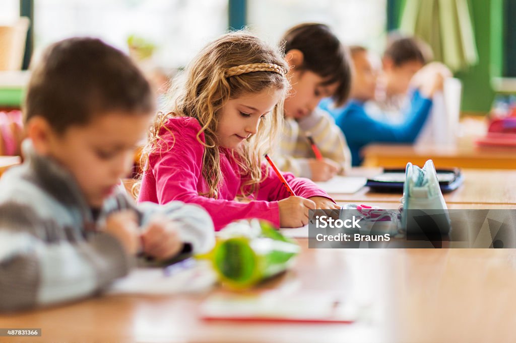 Gruppe der Schüler Sitzen im Klassenzimmer und Schreibtisch. - Lizenzfrei Grundschule Stock-Foto