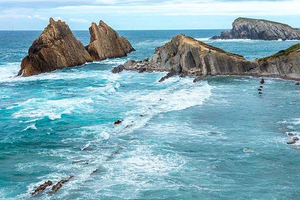 rotto coast at liencres, cantabria (spagna - golfo di biscaglia foto e immagini stock