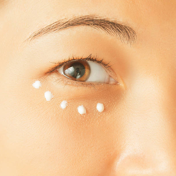 istock Applying cream for skin around eye 487832673