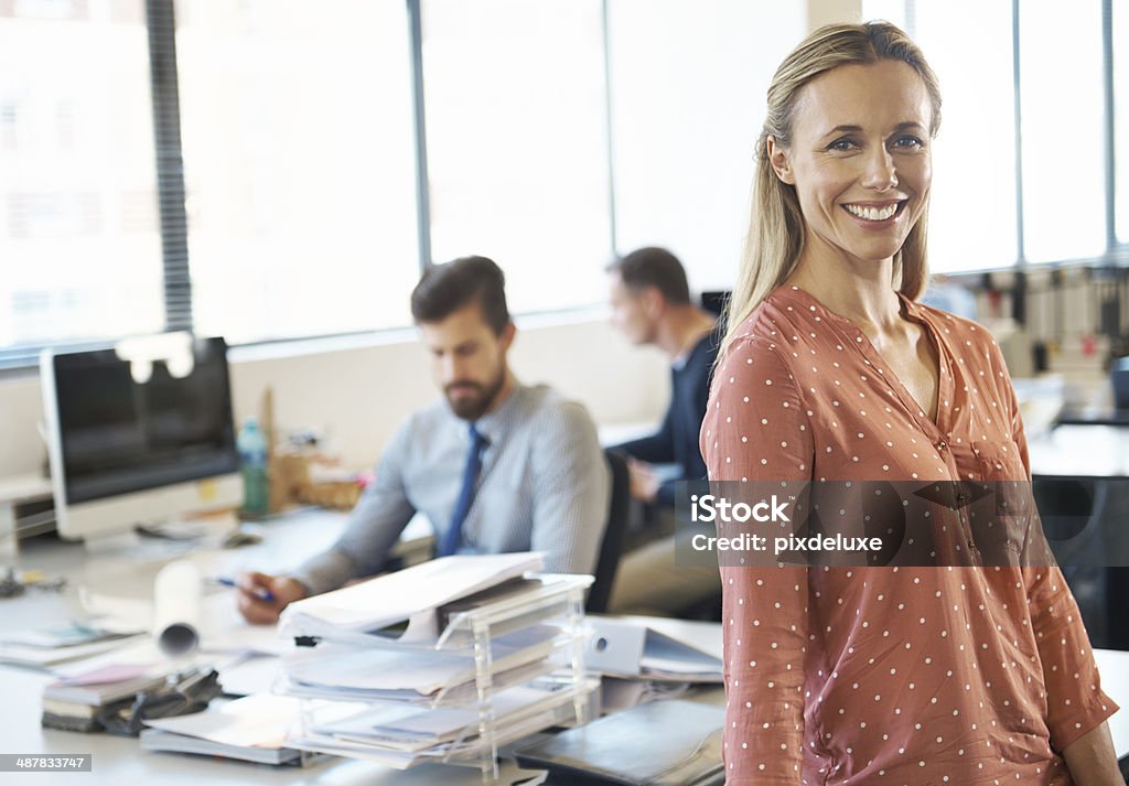 She'enorgullece de su equipo - Foto de stock de Adulto libre de derechos