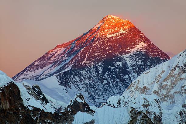 noite colorida com vista do monte everest de gokyo cadeira - sunrise asia china climbing - fotografias e filmes do acervo