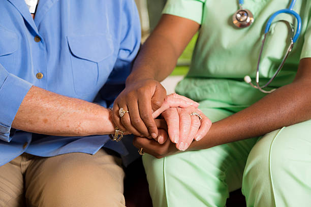 maison healthcare infirmière accueillir femme âgée de mains.  consoling. générosité. - holding hands human hand holding multi ethnic group photos et images de collection