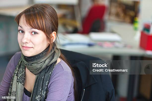 Porträt Von Smart Eine Hübsche Junge Frau In Office Stockfoto und mehr Bilder von Junge Frauen