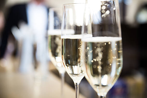 bicchieri di champagne - champagne wedding luxury dinner foto e immagini stock