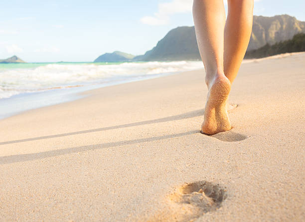 walking auf den strand - barfuß stock-fotos und bilder