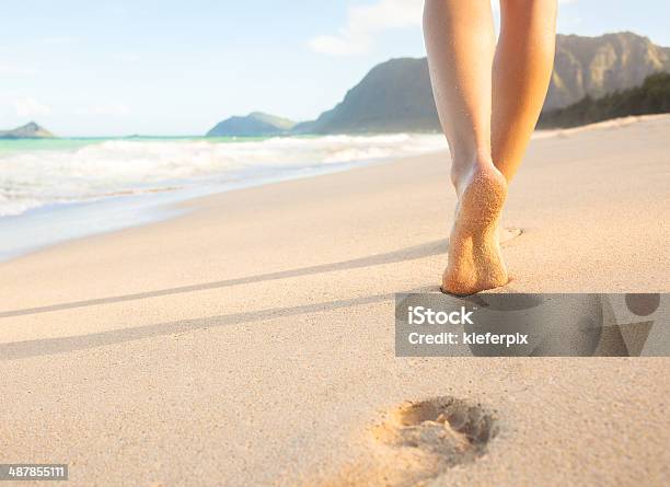Cammina Sulla Spiaggia - Fotografie stock e altre immagini di Spiaggia - Spiaggia, Camminare, Scalzo
