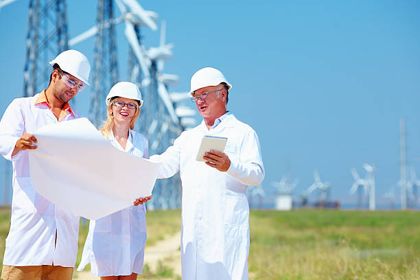 wissenschaftler diskutiert projekt auf wind power station - fuel and power generation power wind power supply stock-fotos und bilder