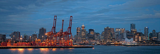 industrial guindastes de carga no porto de vancouver, canadá - vancouver harbor imagens e fotografias de stock