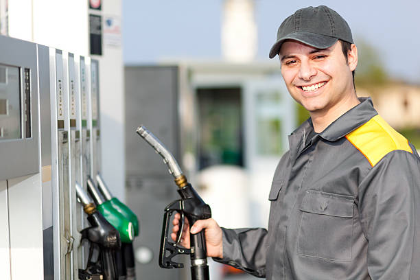 sorridente operaio stazione di - gas fuel pump labeling fuel and power generation foto e immagini stock