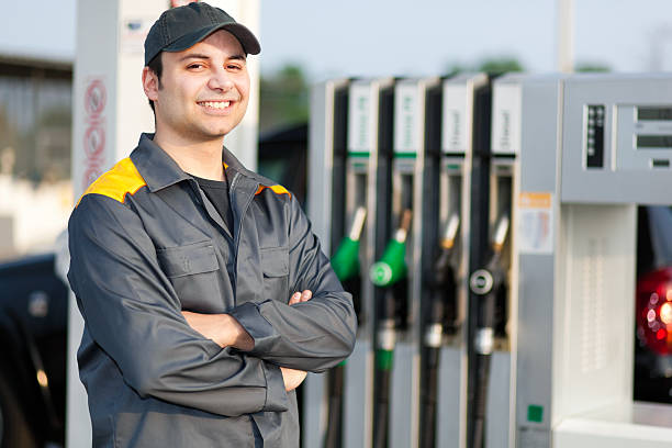 sorridente operaio stazione di - gas fuel pump labeling fuel and power generation foto e immagini stock