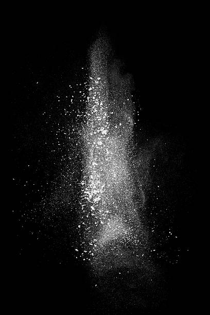explosión del polvo blanco aislado en negro - speed snow textured textured effect fotografías e imágenes de stock