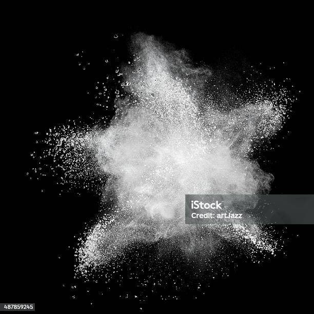 Explosión Del Polvo Blanco Aislado En Negro Foto de stock y más banco de imágenes de Fondo negro - Fondo negro, Fondos, Humo - Estructura física