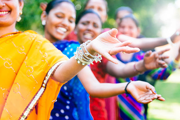 bollywood dança do ventre - indian subcontinent culture imagens e fotografias de stock