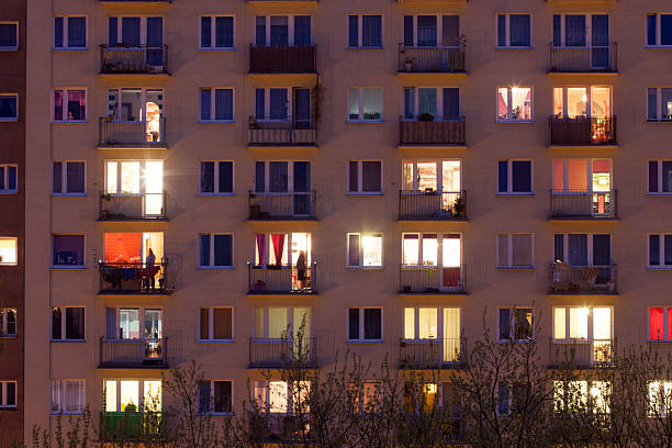 ventana de un apartamento cuadra por la noche - textured urban scene outdoors hong kong fotografías e imágenes de stock
