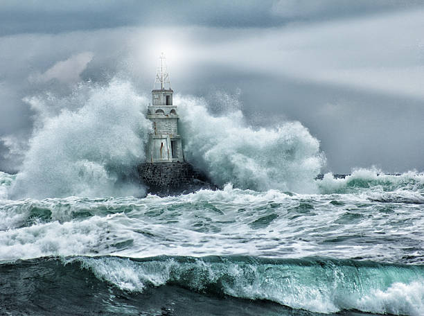 leuchtturm und storm - leuchtturm stock-fotos und bilder