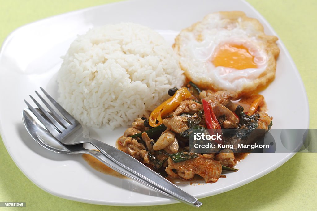 Frango com arroz e curry panang ovo frito - Foto de stock de Adulação royalty-free