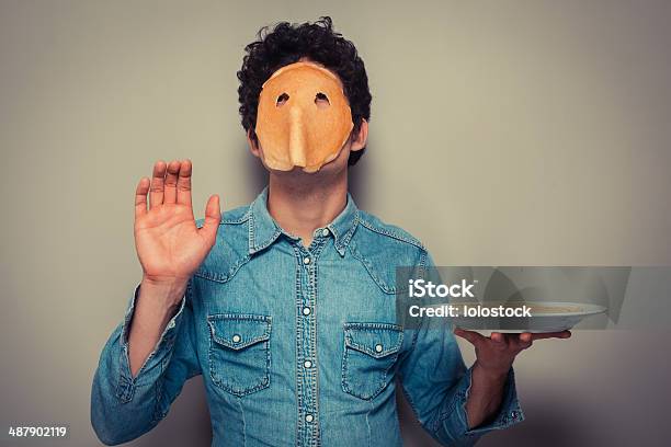 Mann Mit Pfannkuchen Auf Seinem Gesicht Stockfoto und mehr Bilder von Eierkuchen-Speise - Eierkuchen-Speise, Humor, Männer