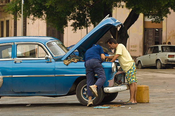 riparazione auto a l'avana - chevrolet havana cuba 1950s style foto e immagini stock