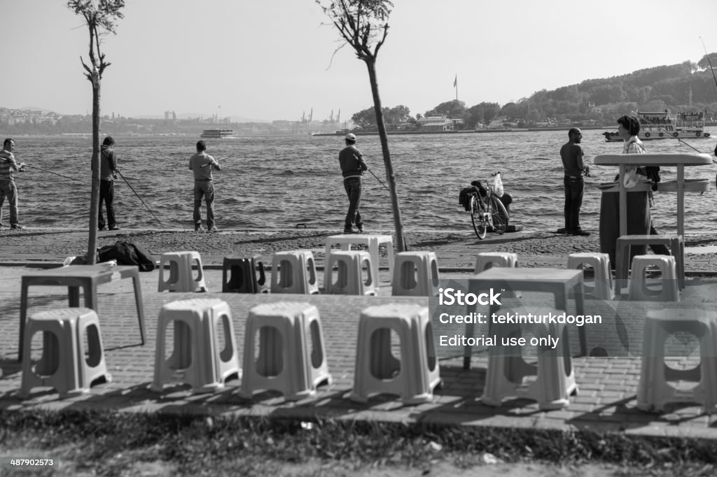 Gens sont la pêche en Corne d'Or à istanbul, en Turquie - Photo de Bosphore libre de droits