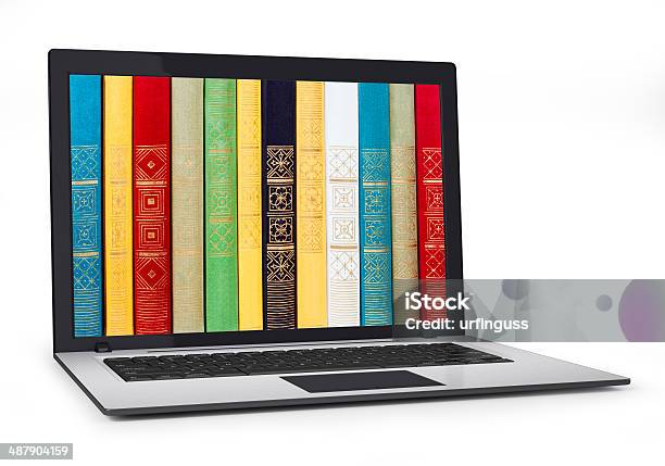 Książek I Laptopa - zdjęcia stockowe i więcej obrazów Biurko - Biurko, Biuro w domu, Cyfrowy wyświetlacz