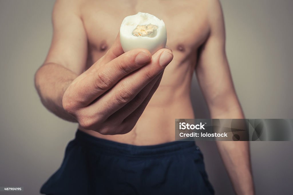 Atlético hombre joven con huevos - Foto de stock de Abdomen libre de derechos