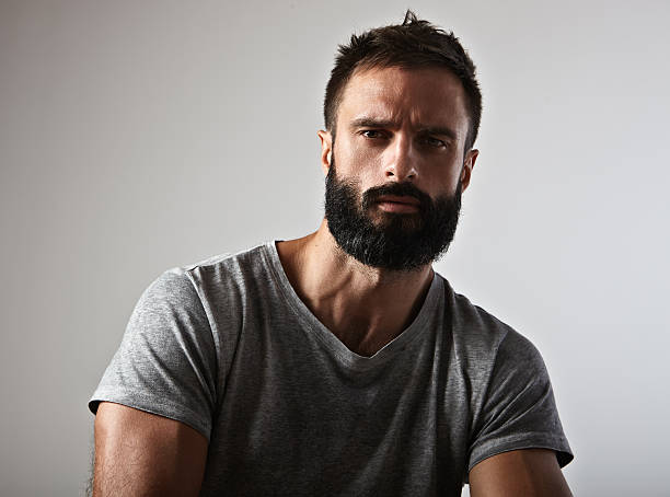retrato de un hombre con barba - macho fotografías e imágenes de stock