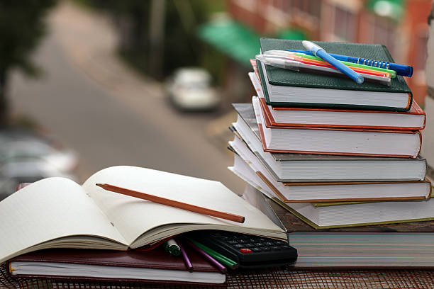 caneta lápis estudo manuais escolares - livro escolar imagens e fotografias de stock