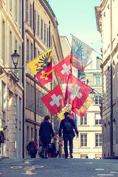 rua com queijo suíço flags em genebra, cidade velha - travel vertical tourist switzerland - fotografias e filmes do acervo
