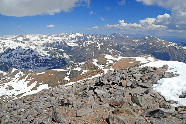 alpine scena z śnieg ograniczona górami w parku narodowym yosemite - australia nature kings canyon northern territory zdjęcia i obrazy z banku zdjęć