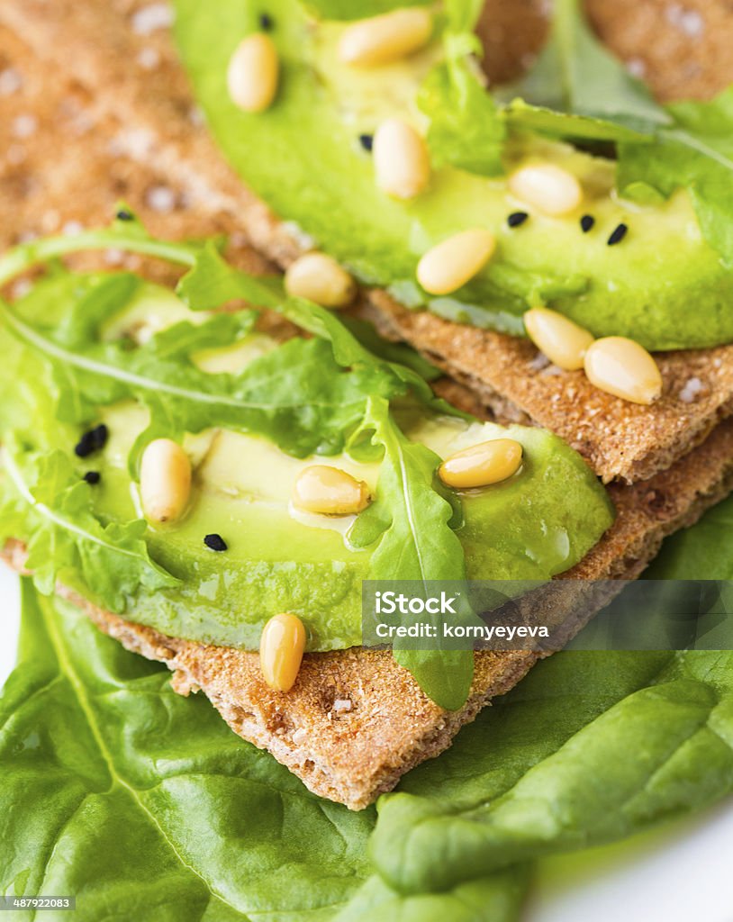 Pane croccante con avocado - Foto stock royalty-free di Alimentazione sana