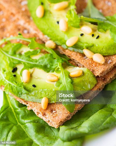 Pane Croccante Con Avocado - Fotografie stock e altre immagini di Alimentazione sana - Alimentazione sana, Avocado, Basilico