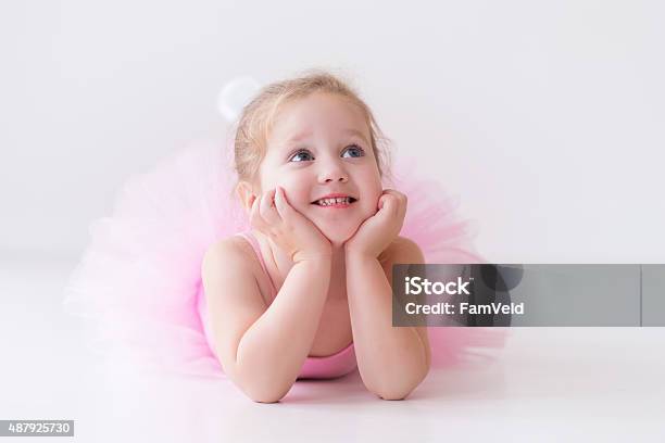 Kleine Schöne Ballerina In Rosa Ballettröckchen Stockfoto und mehr Bilder von Kind - Kind, Mode, 2015