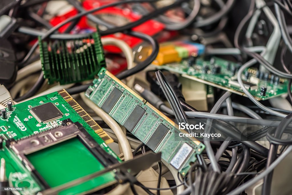 Ordenador viejo y Cables de dispositivos - Foto de stock de Basura libre de derechos