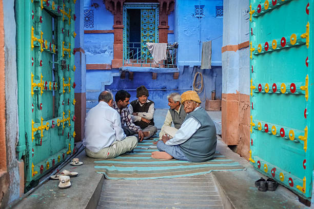 indische ältere männer - shoe men indian culture indian ethnicity stock-fotos und bilder