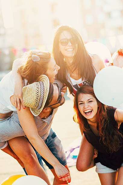 istock Piggyback on the roof 487943084