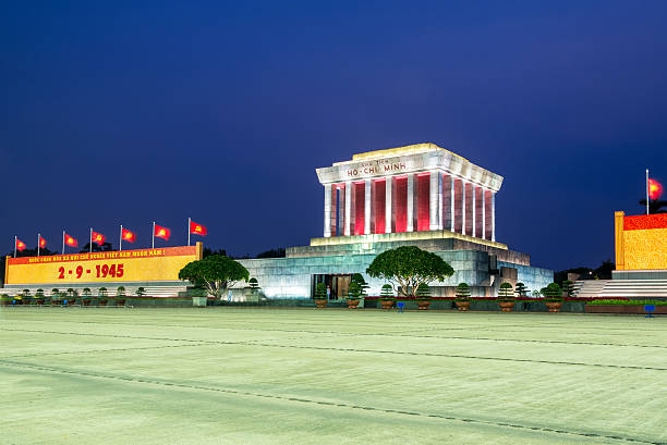 blick auf ho-chi-minh-mausoleum in hanoi. - barium stock-fotos und bilder