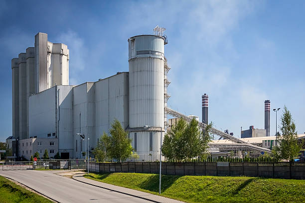 cemento y fábrica de cemento, polonia - storage tank silo chemical factory fotografías e imágenes de stock
