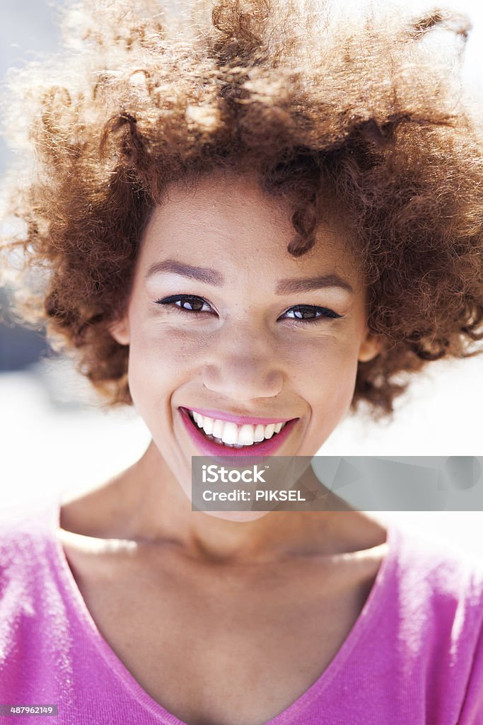 Femme afro-américaine souriant - Photo de Adulte libre de droits