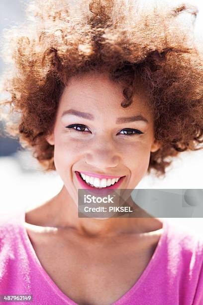 Photo libre de droit de Femme Afroaméricaine Souriant banque d'images et plus d'images libres de droit de Adulte - Adulte, Afro-américain, Beauté