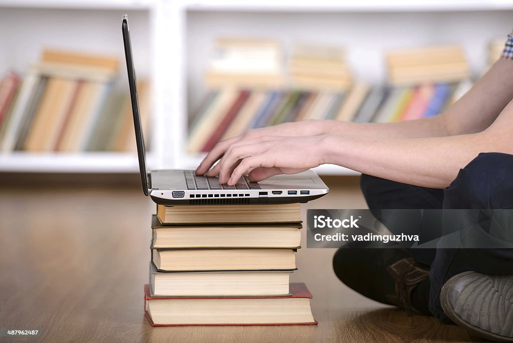 La biblioteca - Foto de stock de Adulto libre de derechos