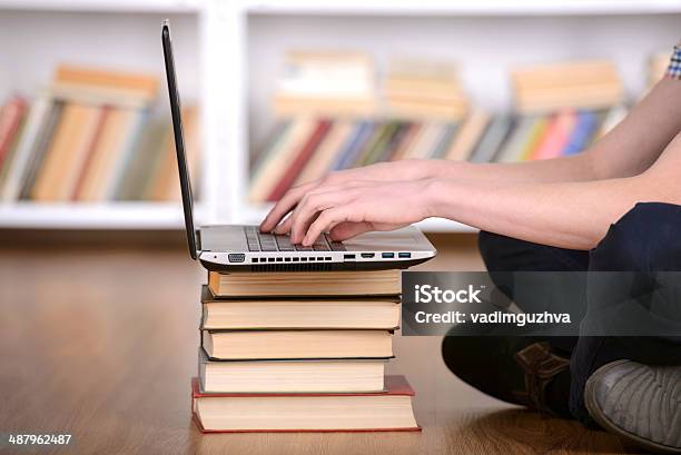 Libreria - Fotografie stock e altre immagini di Adulto - Adulto, Affari, Bellezza