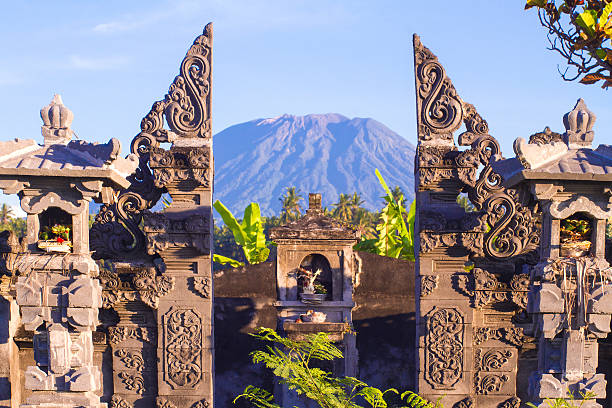 monte agung, amed, bali. - jukung fotografías e imágenes de stock