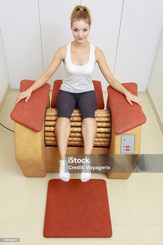 Mädchen in Sportkleidung bei einer relax-massage Geräte gesunde spa-salon - Lizenzfrei Abnehmen Stock-Foto
