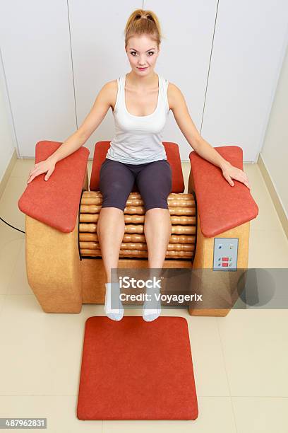 Mädchen In Sportkleidung Bei Einer Relaxmassage Geräte Gesunde Spasalon Stockfoto und mehr Bilder von Abnehmen