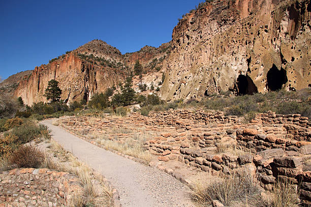 pueblo-ruinen trail - bandelier national monument stock-fotos und bilder