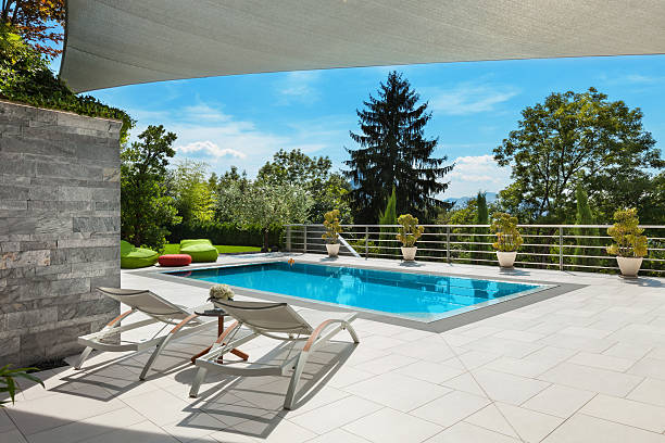 casa con piscina - wide house luxury residential structure fotografías e imágenes de stock